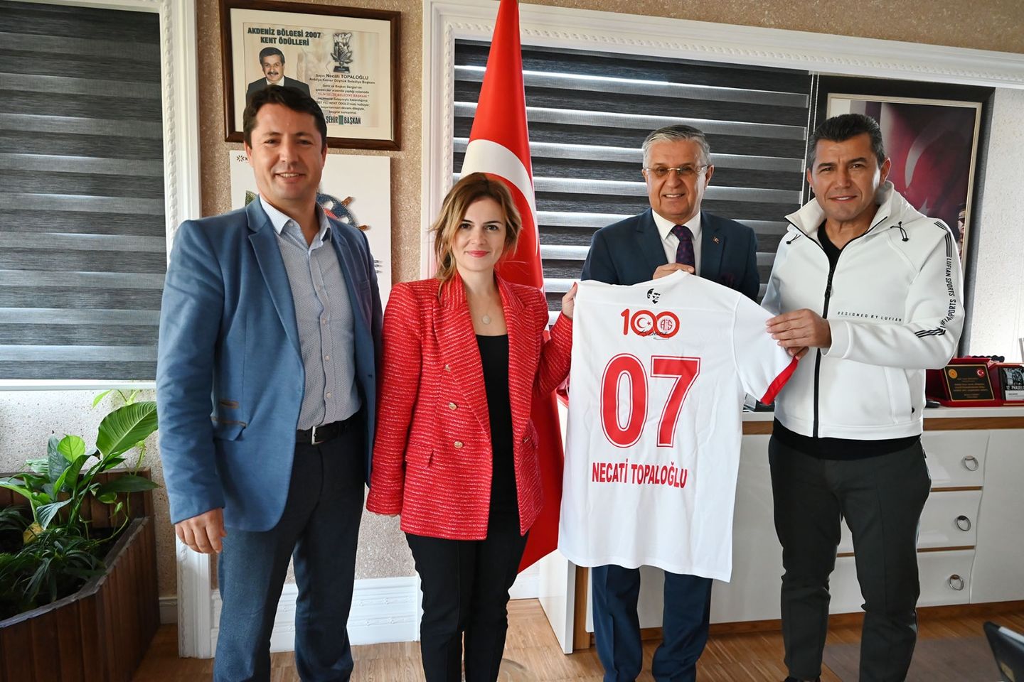 Antalyaspor, Kemer Belediye Başkanı ile Nezaket Ziyaretinde Bulundu