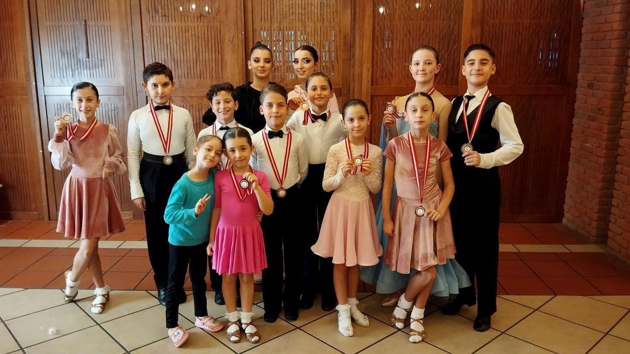 Muratpaşa Belediyesi Dansçıları Marmaris'te Madalyaları Topladı!