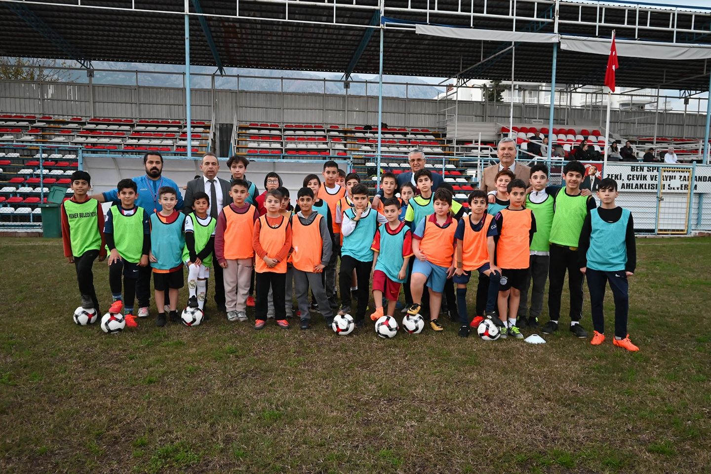 Kemer Belediye Başkanı, genç futbolcuları ziyaret ederek altyapıya yatırım yapma ve genç yetenekleri keşfetme hedefini gösterdi.