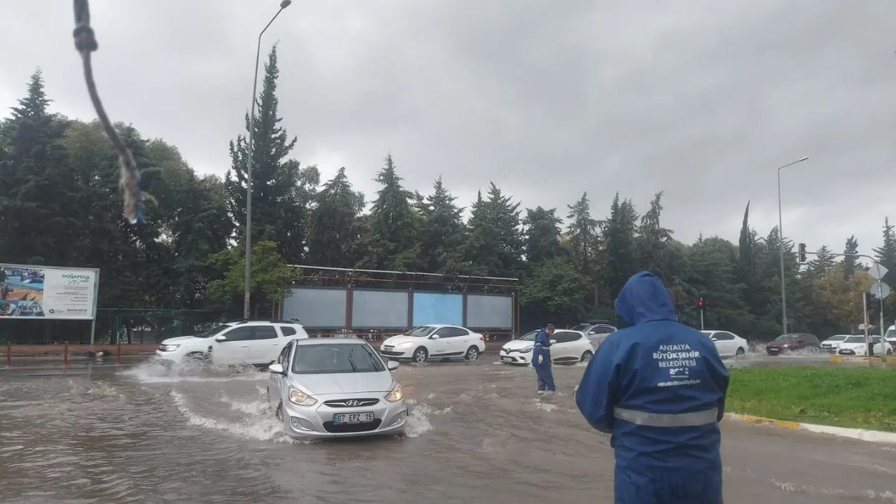Antalya Büyükşehir Belediyesi, Şiddetli Yağış ve Fırtına Sonrası Tedbirlerini Alarak Seferber Oldu