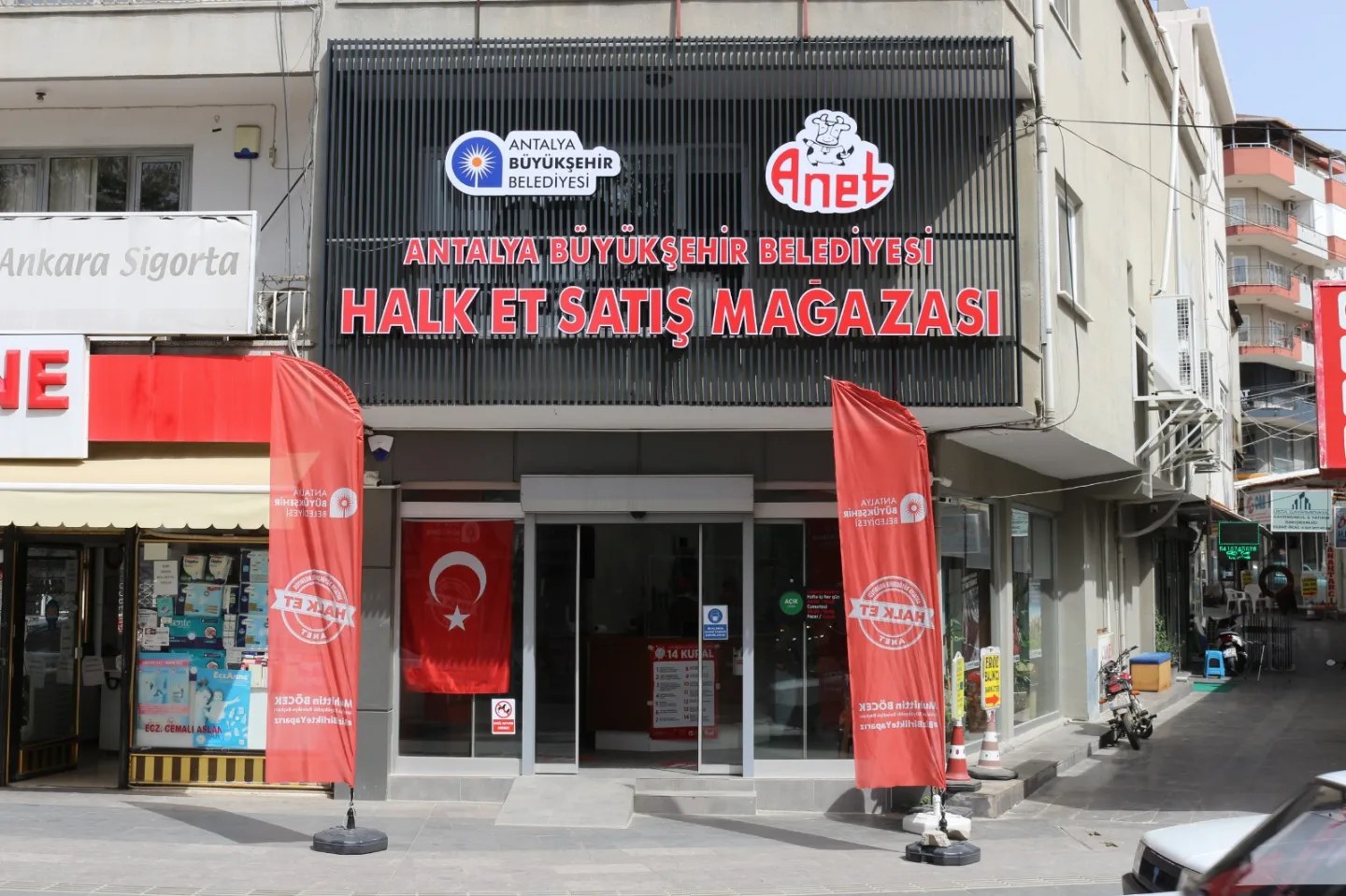 Antalya Büyükşehir Belediyesi'nin Halk Et Mağazası, Serik'te yoğun ilgi gördü.