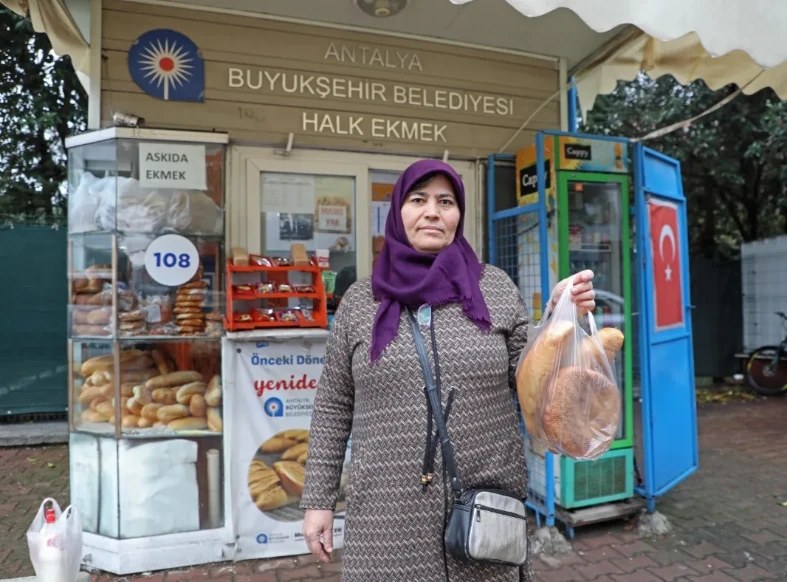 Antalya Büyükşehir Belediyesi'nin EKDAĞ Halk Ekmek Fabrikası, 1 yılda 16 milyon ekmek üretti.