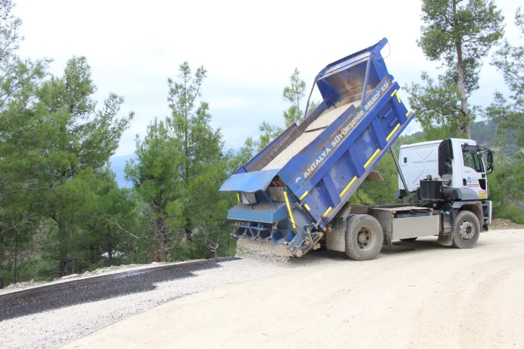 Antalya Büyükşehir, Manavgat'ta yol yapım projesi başlattı.