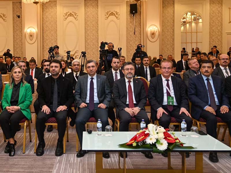 Tarım ve Orman Bakanı, Seracılık Çalıştayı'nda Türkiye'nin örtü altı üretim merkezi Antalya'da çeşitlendirme adımlarını değerlendirdi.