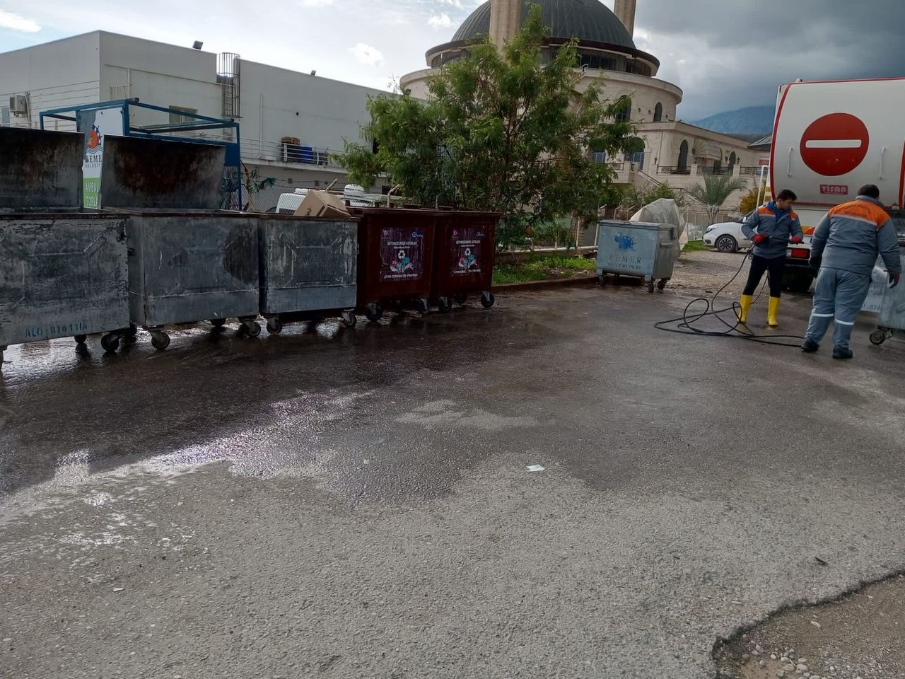 Kemer Belediyesi, Temizlik Çalışmalarıyla Misafirlerine Hizmet Ediyor
