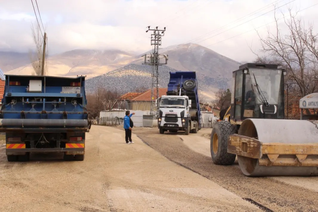 Antalya Büyükşehir Belediyesi, Çukurelma Mahallesi yolunda sathi asfaltlama çalışmalarına başladı.