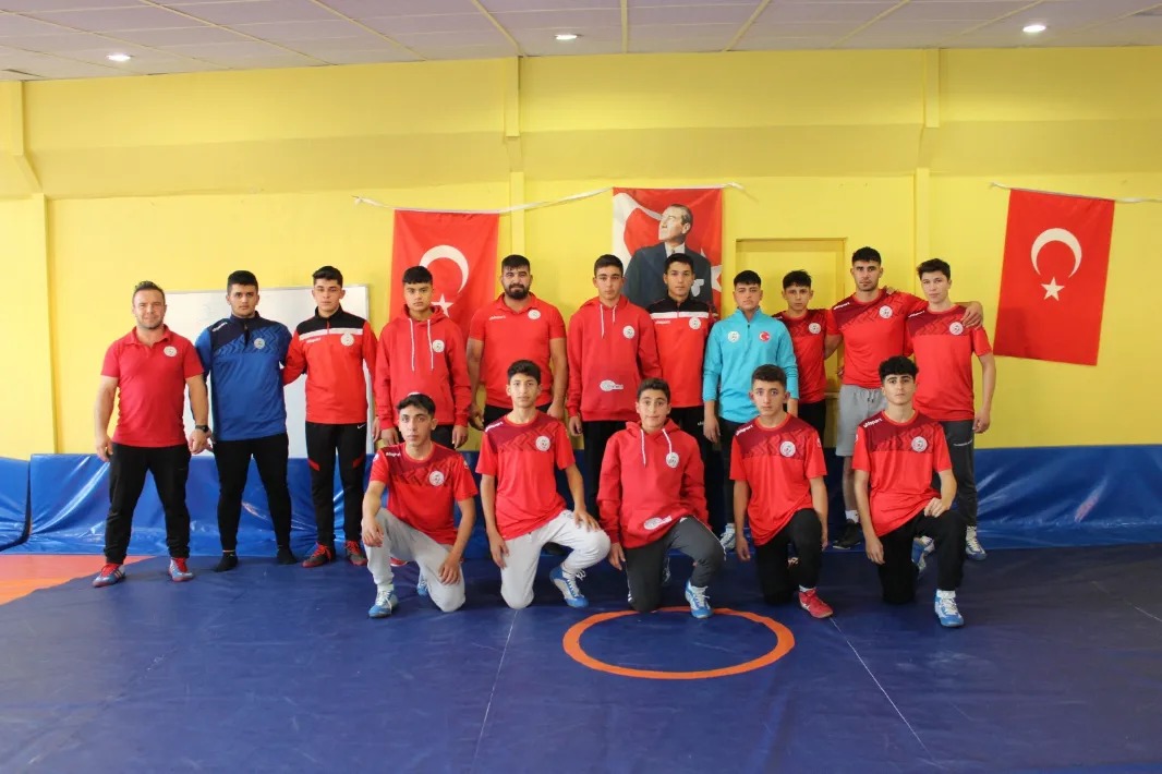 Antalya Büyük Şehir Belediyesi Gençleri Güreş Sporuyla Buluşturuyor