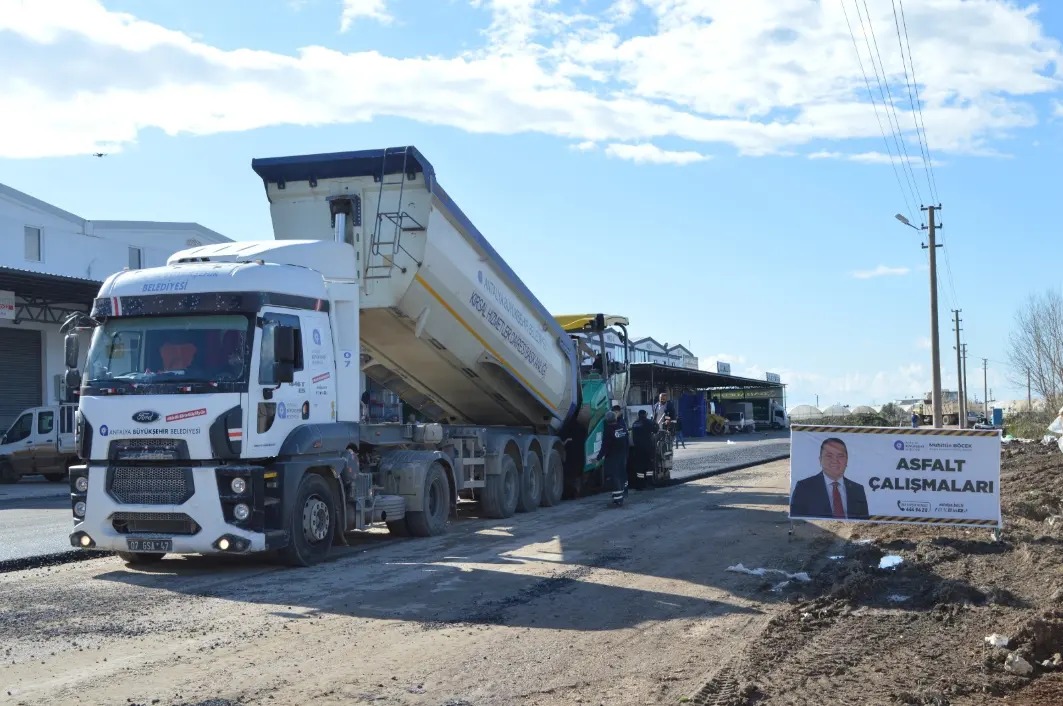 Antalya'da Kumluca ilçesindeki yollarda sıcak asfalt çalışmaları hız kesmeden devam ediyor.