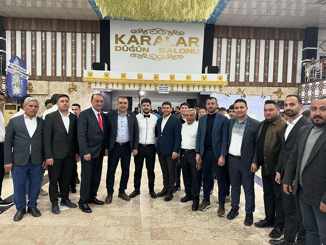 Antalya'nın Serik ilçesinde yerel politikacılar ve idareciler bir düğün törenine katıldı.