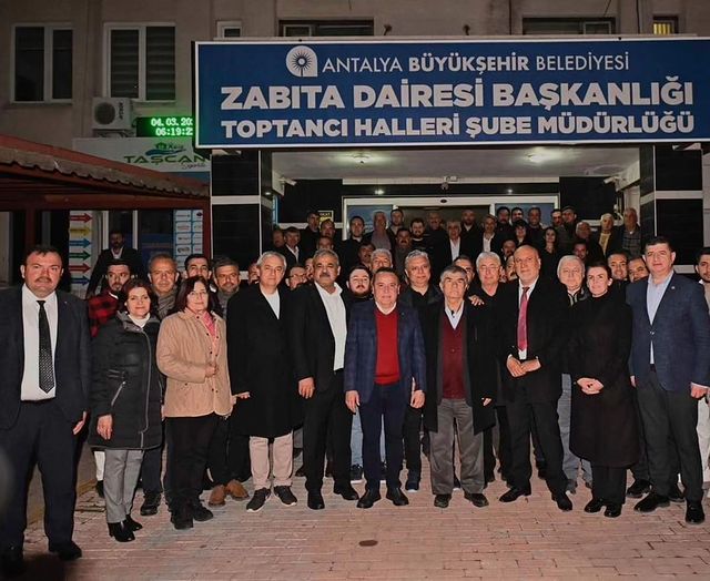 Antalya'da CHP İl Başkanı ve Parti Yöneticileri Toptancı Hali'ni Ziyaret Etti