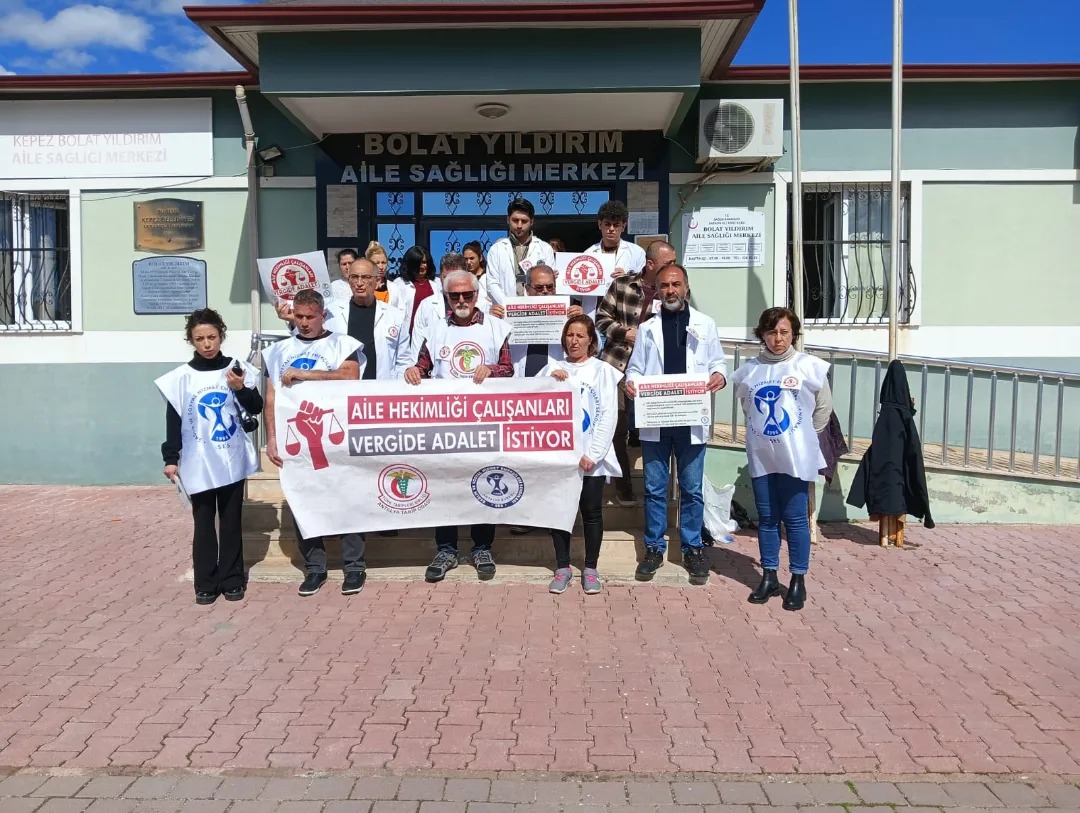 Antalya'daki Sağlık Çalışanları Vergi Adaleti İçin Eylemlerine Devam Ediyor