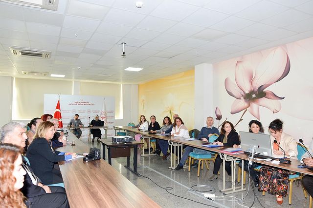 Antalya İl Sağlık Müdürlüğü, sağlık hizmetlerinin geliştirilmesi ve yeni yatırımların planlanması için değerlendirme toplantısı düzenledi.