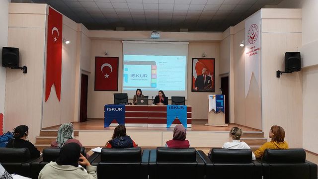 Antalya'da İŞKUR ve İl Müdürlüğü'nün iş birliğiyle kadınların iş arama becerilerini geliştirmek için düzenlenen eğitim programı başarıyla tamamlandı.