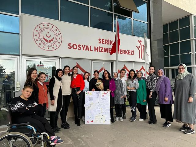 Antalya Serik'te Kadın Çalışanlar, 8 Mart Dünya Kadınlar Günü için Mektuplarla Pano Oluşturdu