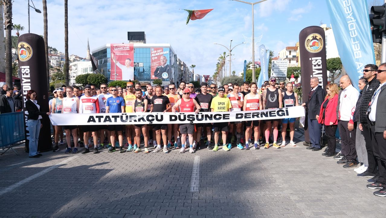 Alanya'da düzenlenen 24. Atatürk Halk Koşusu ve Yarı Maratonu büyük ilgi gördü