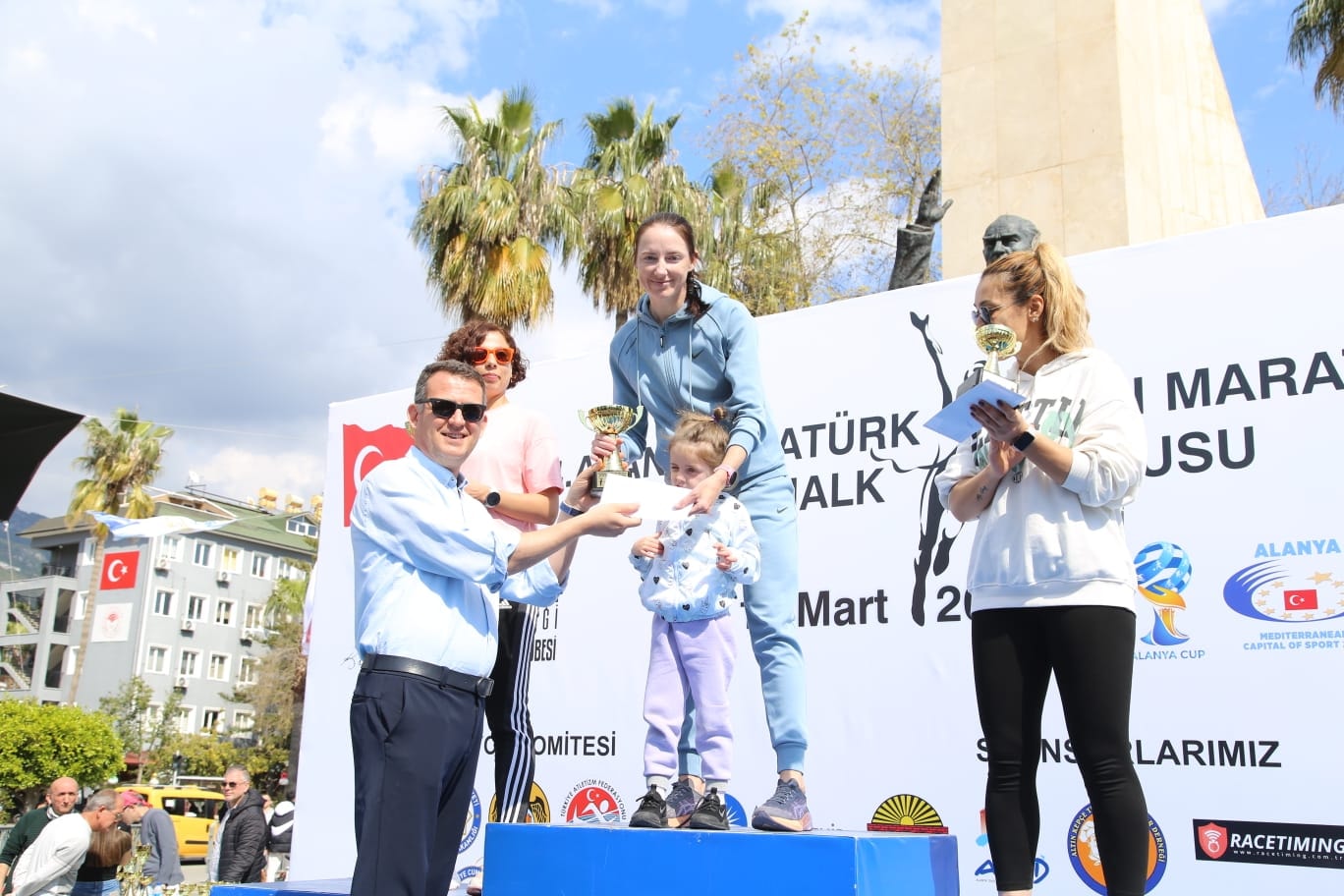 Alanya'da düzenlenen Atatürk Halk Koşusu ve Yarı Maratonunda dereceye giren sporcular ödüllendirildi.