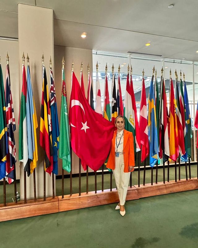 Tuba Vural Çokal, Türk Evi'ndeki Türk Bayrağı ile Türkiye'nin Dünya Sahnesindeki Varlığını Gösterdi.