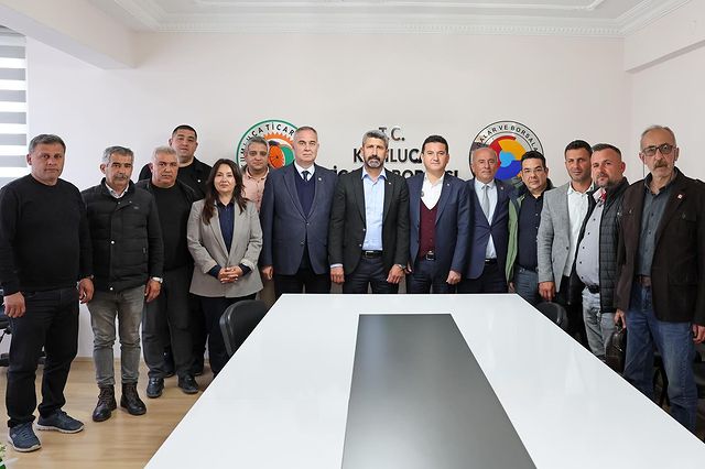Antalya Milletvekili Sururi Çorabatır ve Kumluca Belediye Başkanı Mustafa Köleoğlu, Kumluca Ticaret Borsası'nı ziyaret etti