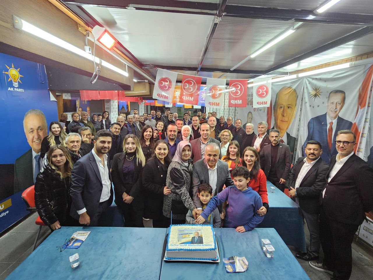 Antalya'da Siyasi Parti, Konyaaltı İlçesinde Etkinliklerle Dolu Bir Toplantı Düzenledi