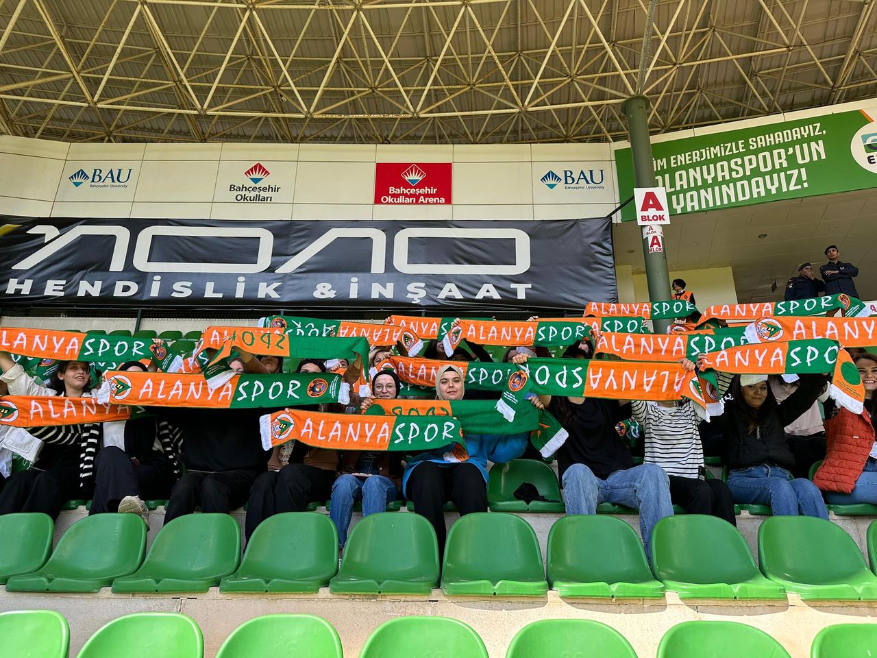 Alanya Belediyesi Öğrencileri Futbol Maçına Götürdü