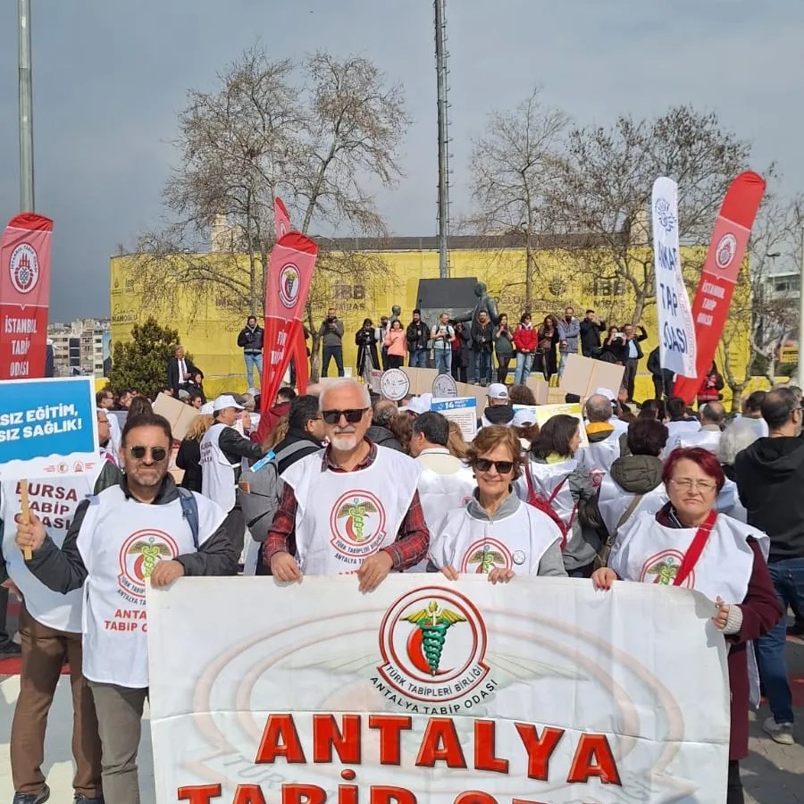 Hekimler, Tıp Bayramı kutlamaları için İstanbul'da büyük bir yürüyüş düzenledi