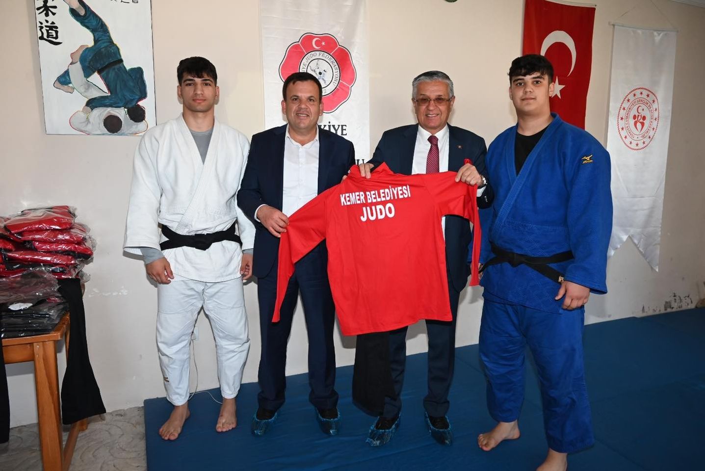 Kemer Belediyesi, genç judoculara destek verdi.