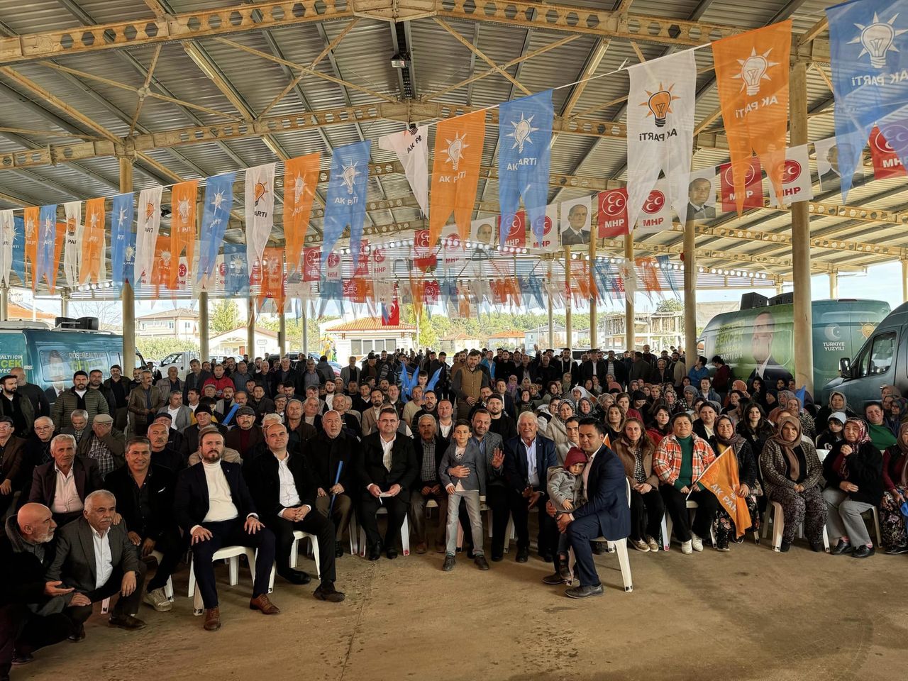 AK Parti Antalya Milletvekili İbrahim Ethem Taş, Döşemealtı'ndaki ziyaretinde bölgede başarıya inandıklarını dile getirdi.