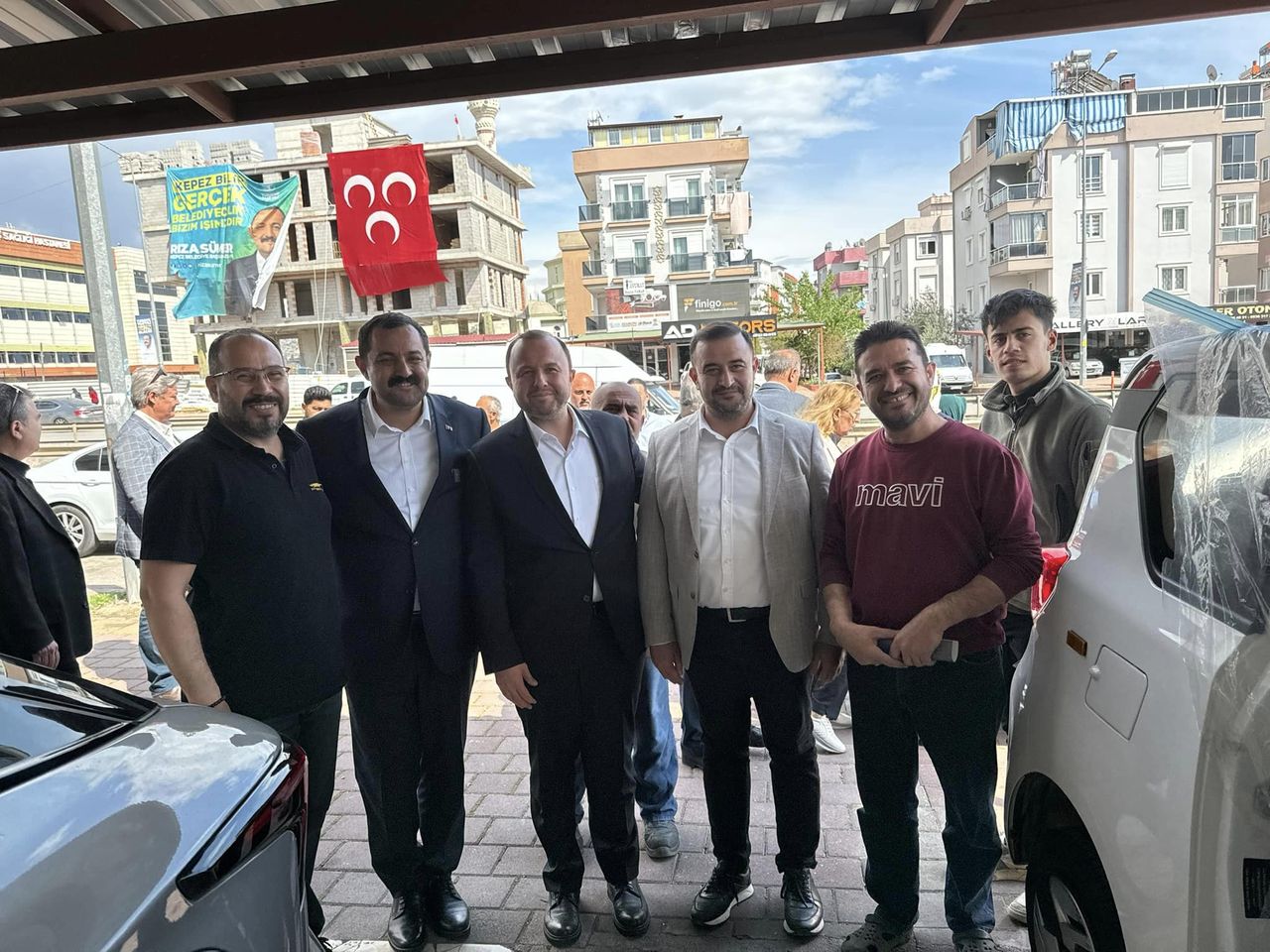 Ak Parti Antalya Milletvekili ile Belediye Başkan Adayı, Antalya'daki esnafları ziyaret etti.