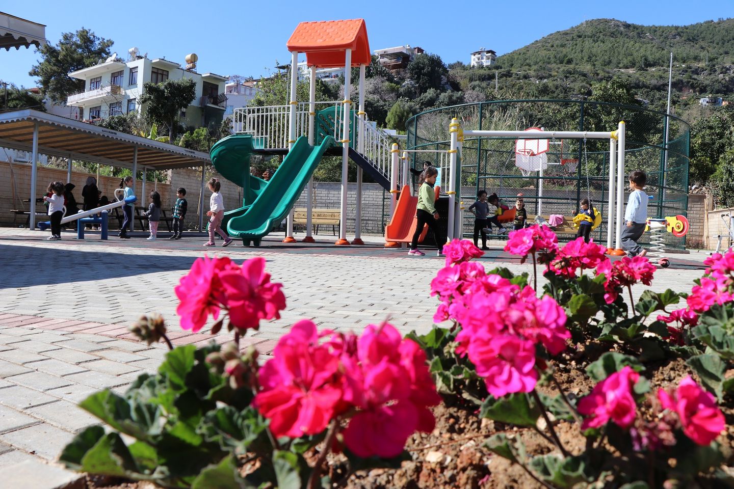 Alanya Belediyesi, Dinek Mahallesi'ne çocuk parkı kazandırdı