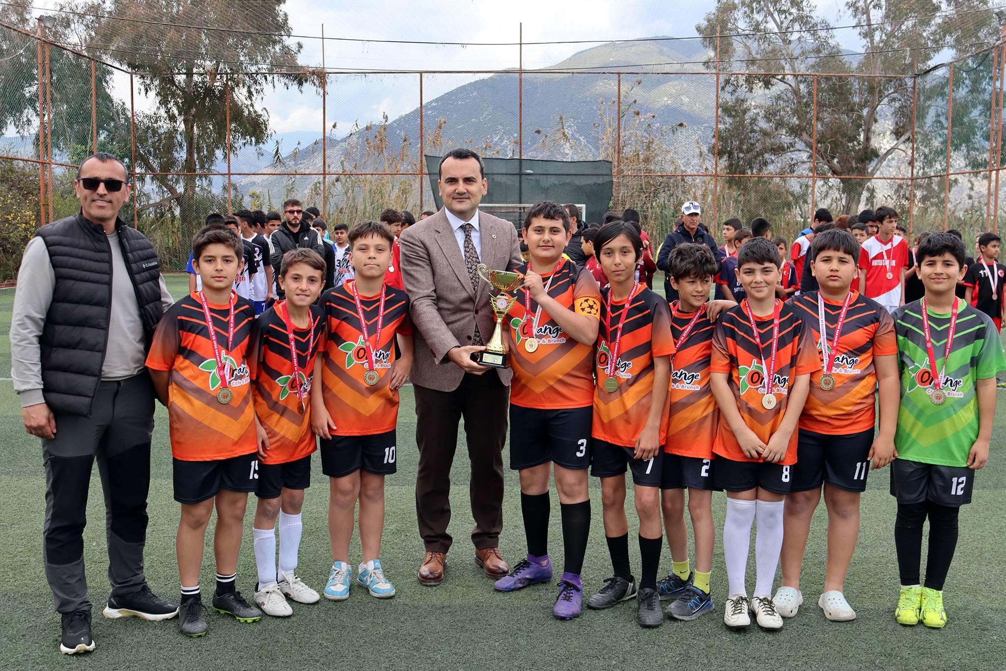 Kaymakamımız Musa Kazım ÇELİK, Okul Sporları Futbol Turnuvası'nın ödül törenine katıldı.