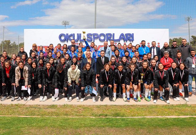 Antalya'da düzenlenen Okul Sporları Futbol Gençler Türkiye Şampiyonası'nda kupa ve madalyalar sahiplerini buldu!