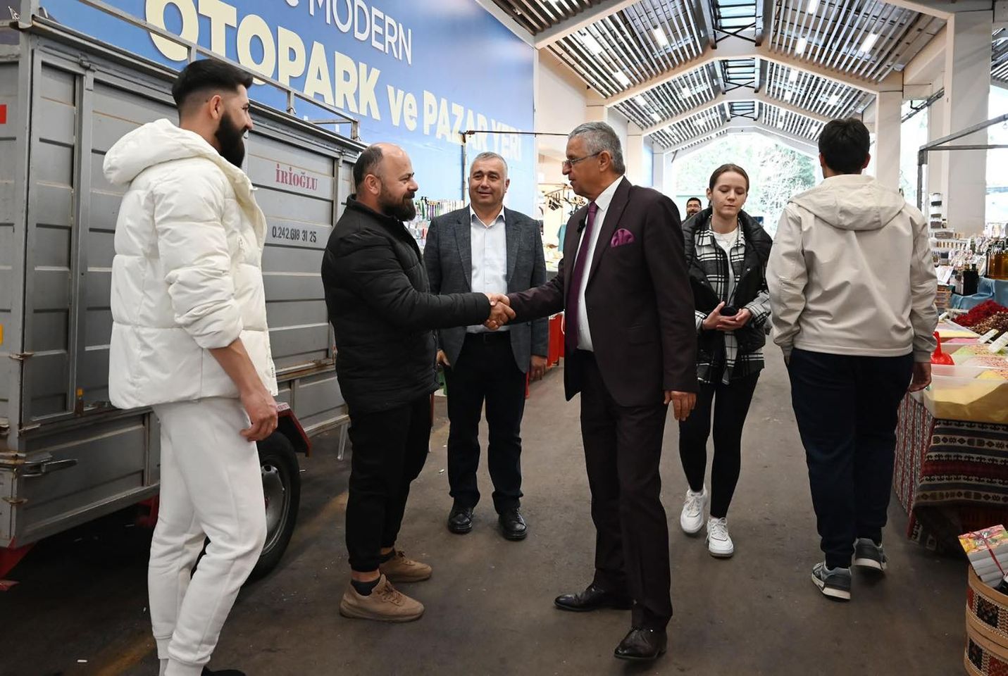 Kemer Belediye Başkanı Topaloğlu, yerel pazar esnafını ziyaret etti