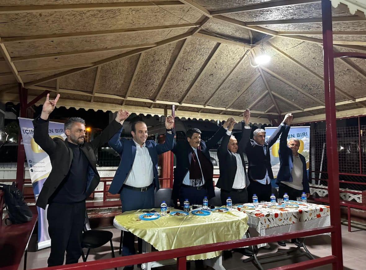 AK Parti'nin Konyaaltı İlçesi'nde düzenlediği toplantıda, Konyaaltı'nın geleceği ve projeleri masaya yatırıldı.