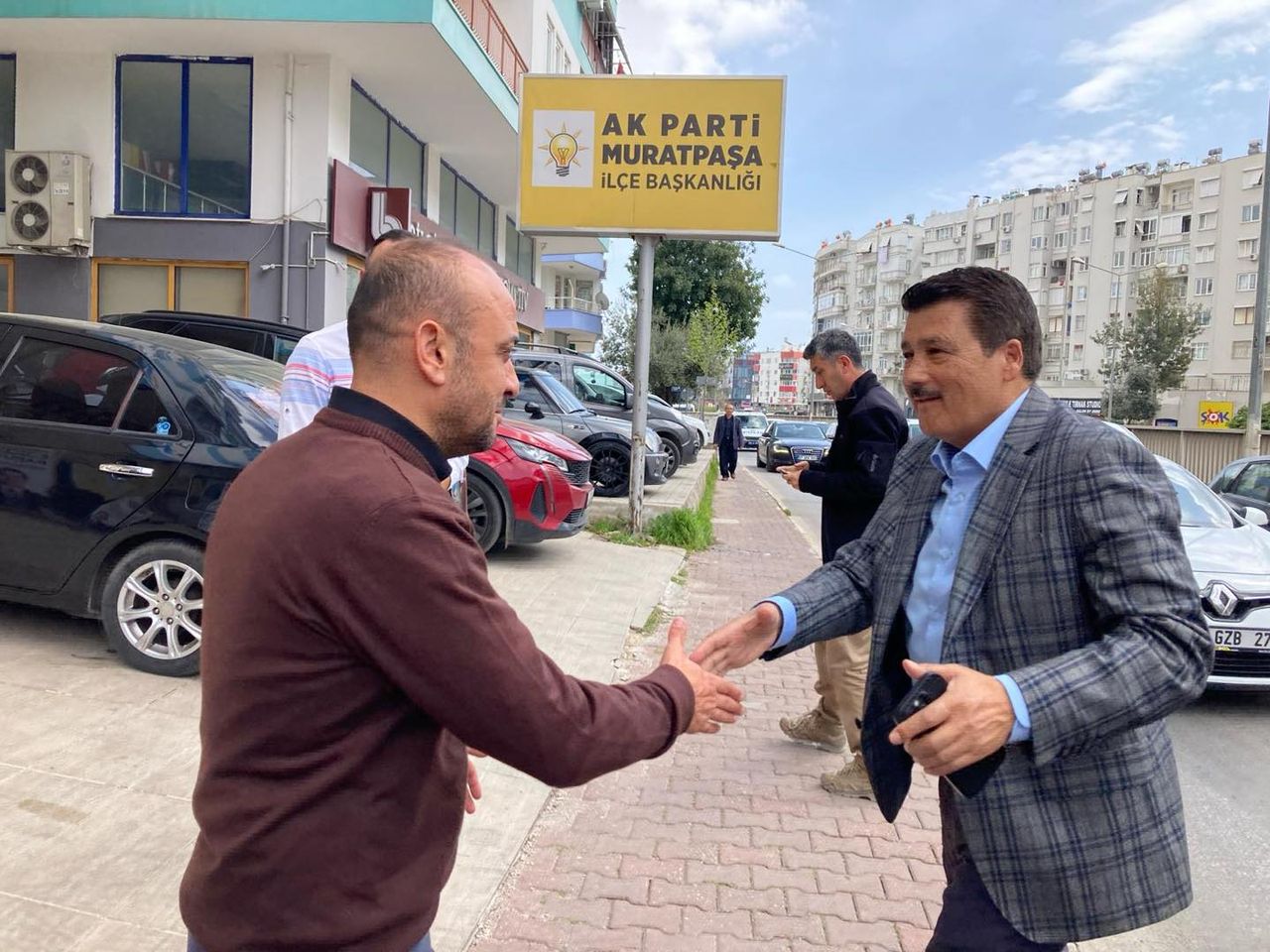 AK Parti Antalya Milletvekili Kemal Çelik, Muratpaşa Belediye Başkan adayı ve parti yöneticileriyle bir araya geldi.