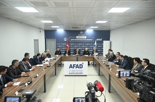 Antalya Valisi Hulusi ŞAHİN ve Kaymakam Rahmi KÖSE, 31 Mart Seçimleri için Seçim Güvenliği Toplantısı'nda bir araya geldi.