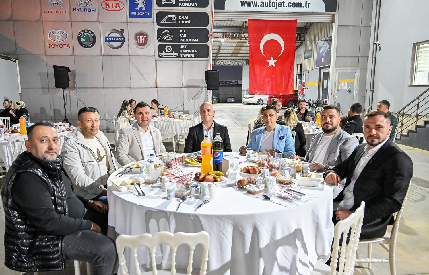 Antalya Ticaret Odası Başkanı Ali Bahar, Auto Jet Oto Servis'in düzenlediği iftar yemeğinde sektör temsilcileriyle buluştu