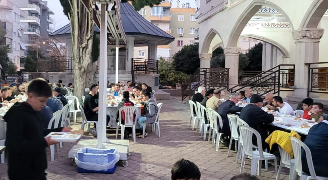 Antalya'da Seyid Halit Göyük Camii bahçesinde bereketli bir iftar programı düzenlendi.