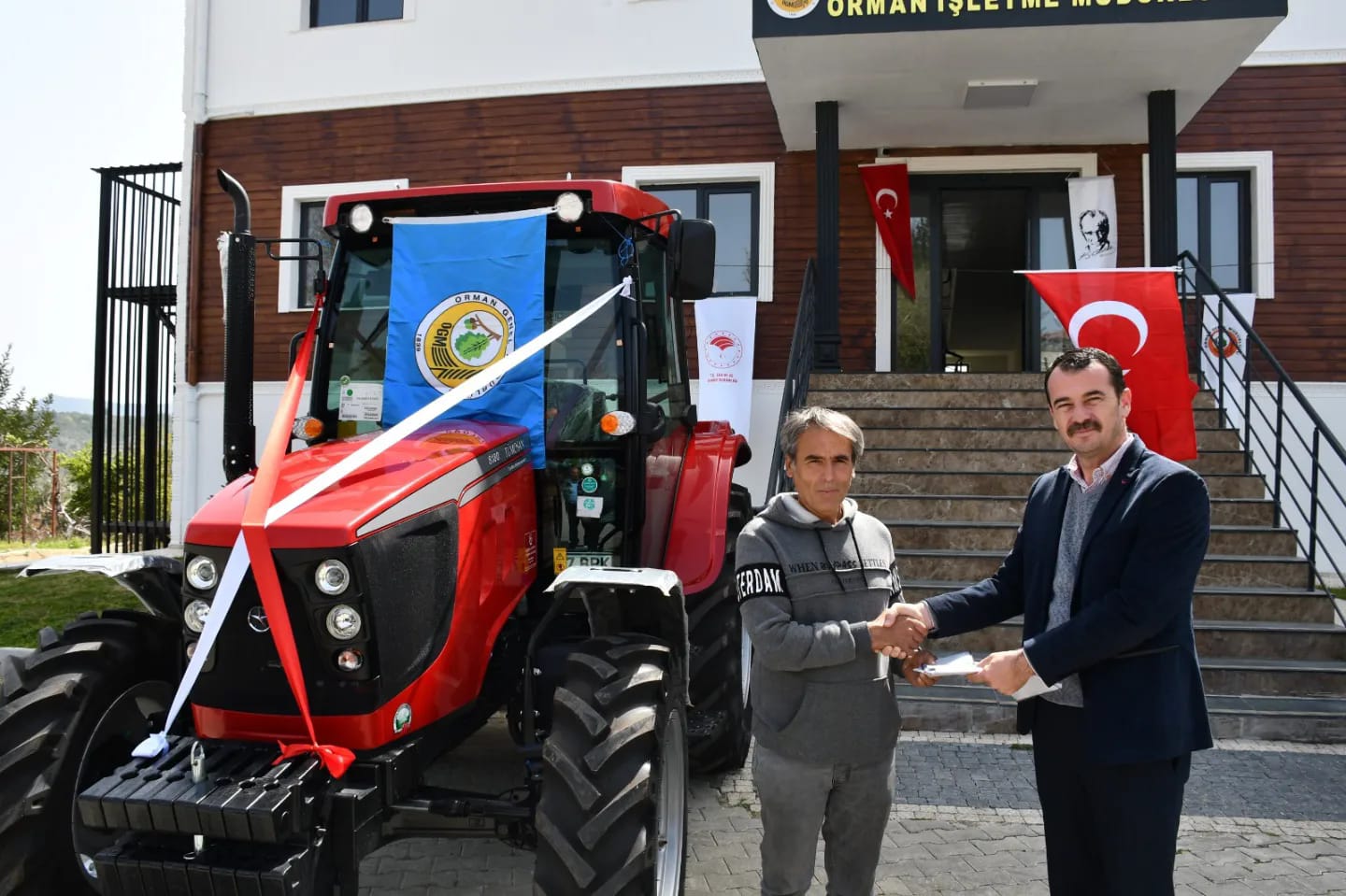 Antalya'da ORKÖY projesi kapsamında on mahalleye traktör ve tomruk çekme vinci dağıtıldı