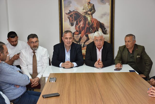 Antalya'nın Serik ilçesindeki Belediye Başkanı Kadir Kumbul, CHP İl Başkanlığını ziyaret etti.
