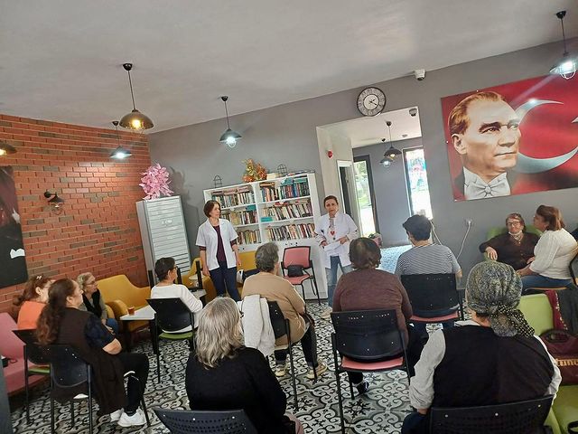 Antalya'da Sağlık Müdürlüğü tarafından düzenlenen kanser farkındalık etkinlikleriyle vatandaşlara sağlık eğitimi veriliyor.