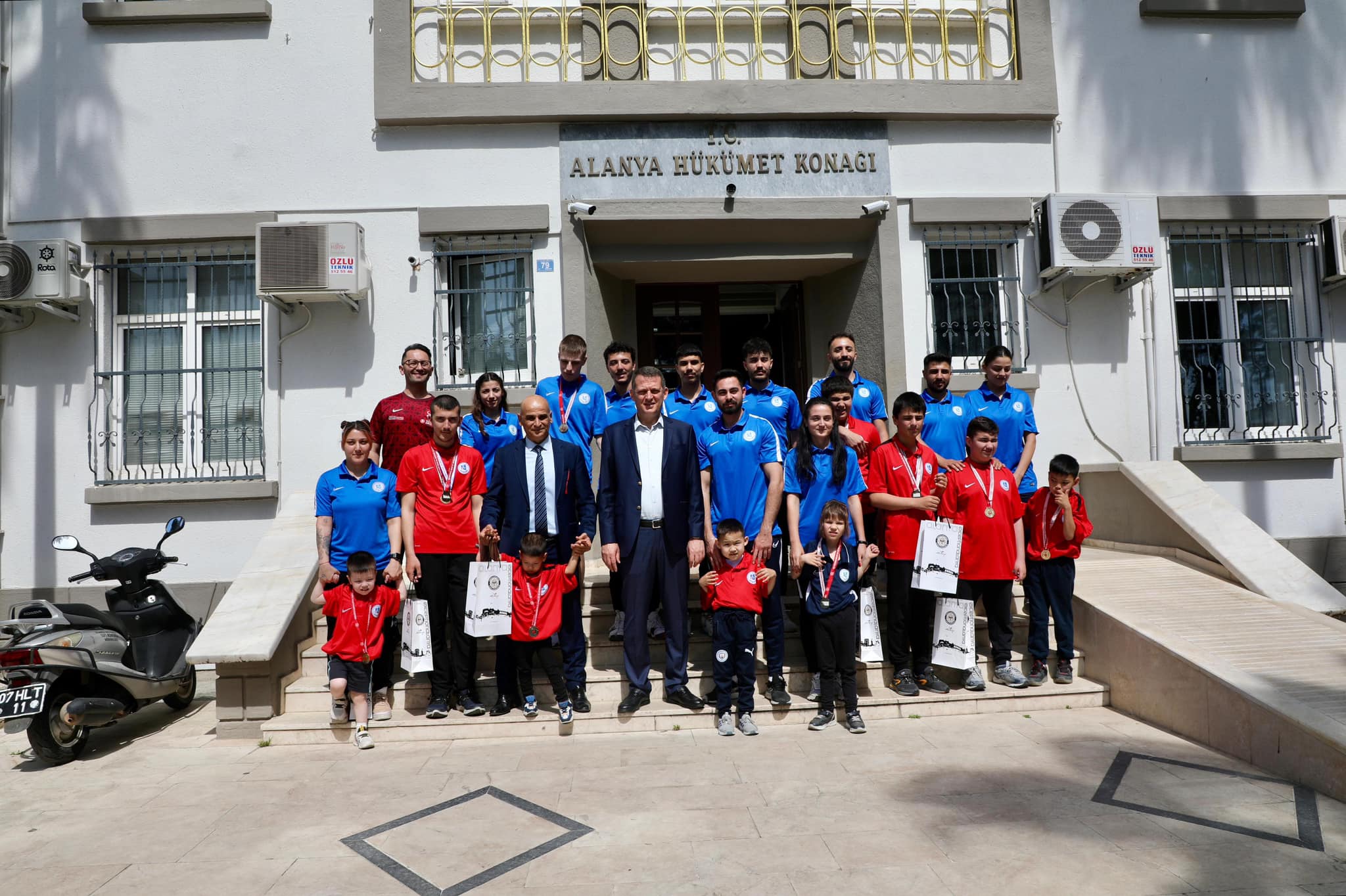 Otizm Spor Kulübü, Alanya Kaymakamı Ürkmezer'i ziyaret etti.