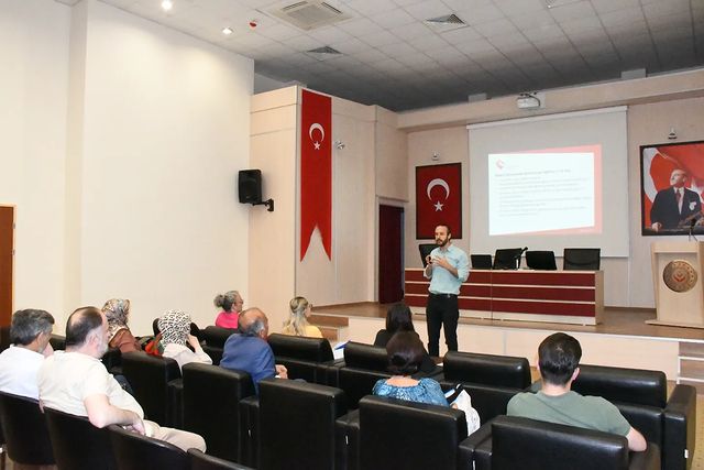 Antalya İl Müdürlüğü, çocuk hizmetleri sektöründeki profesyonelleri bilinçlendirmek için Mahremiyet Bilinci Eğitimi düzenledi.