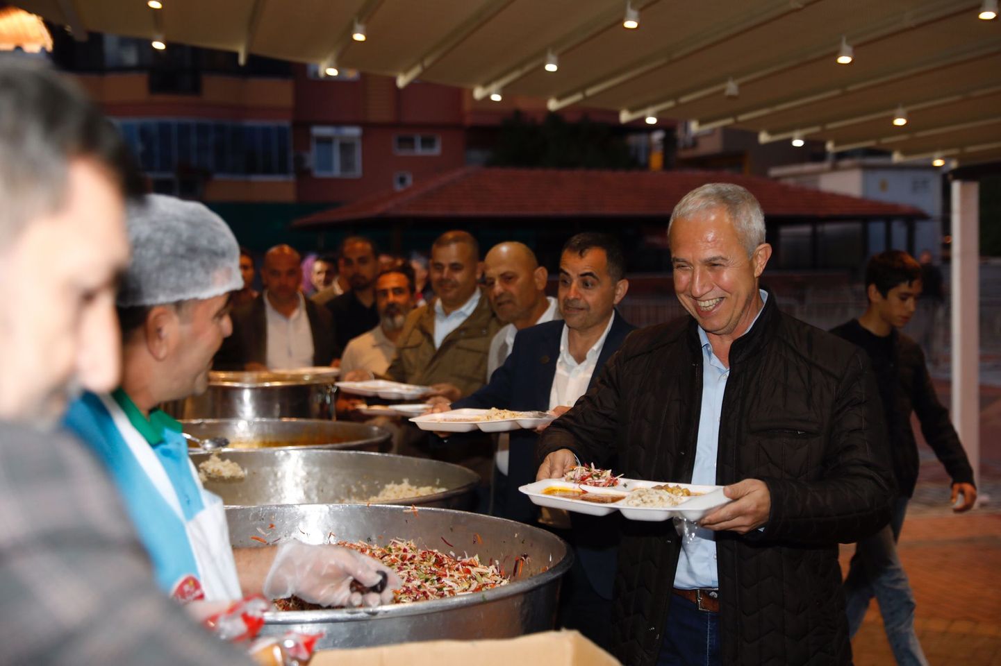 Alanya Belediye Başkanı Osman Tarık Özçelik, Vatandaşlarla Ramazan'da Birlikte İftar Yaptı