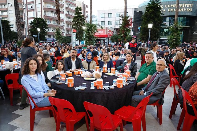 Kumluca Belediyesi'nin düzenlediği Kadir Gecesi iftar programı büyük ilgi gördü