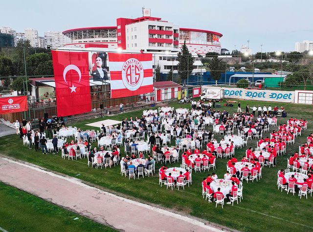 Antalyaspor, Kadir Gecesi'nde düzenlenen iftar yemeğiyle birlik ve beraberlik vurgusu yaptı.