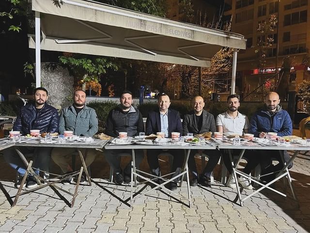 AK Parti Gençlik Kolları, Antalya'nın Muratpaşa ilçesinde önemli siyasi figürlerin katıldığı sahur programı düzenledi.