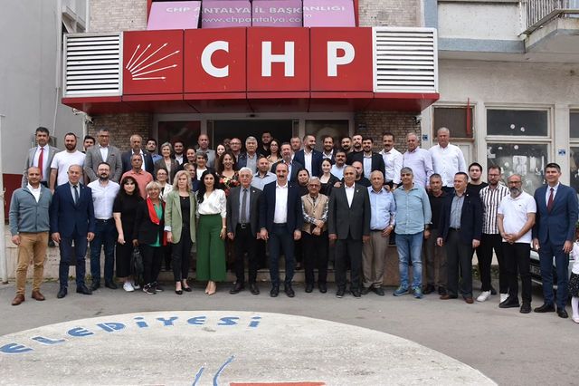 CHP Antalya ilçe başkanı ve yönetimi, yerel yönetim stratejilerini tartışmak için bir araya geldi