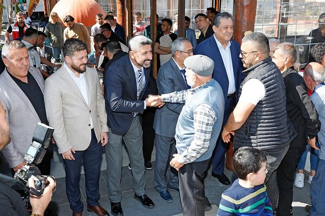 Kumluca Ticaret Borsası Başkanı Fatih Durdaş, Ramazan Bayramı'nda Kumluca Cumhuriyet Meydanı'nda bayramlaşma töreninde buluştu.