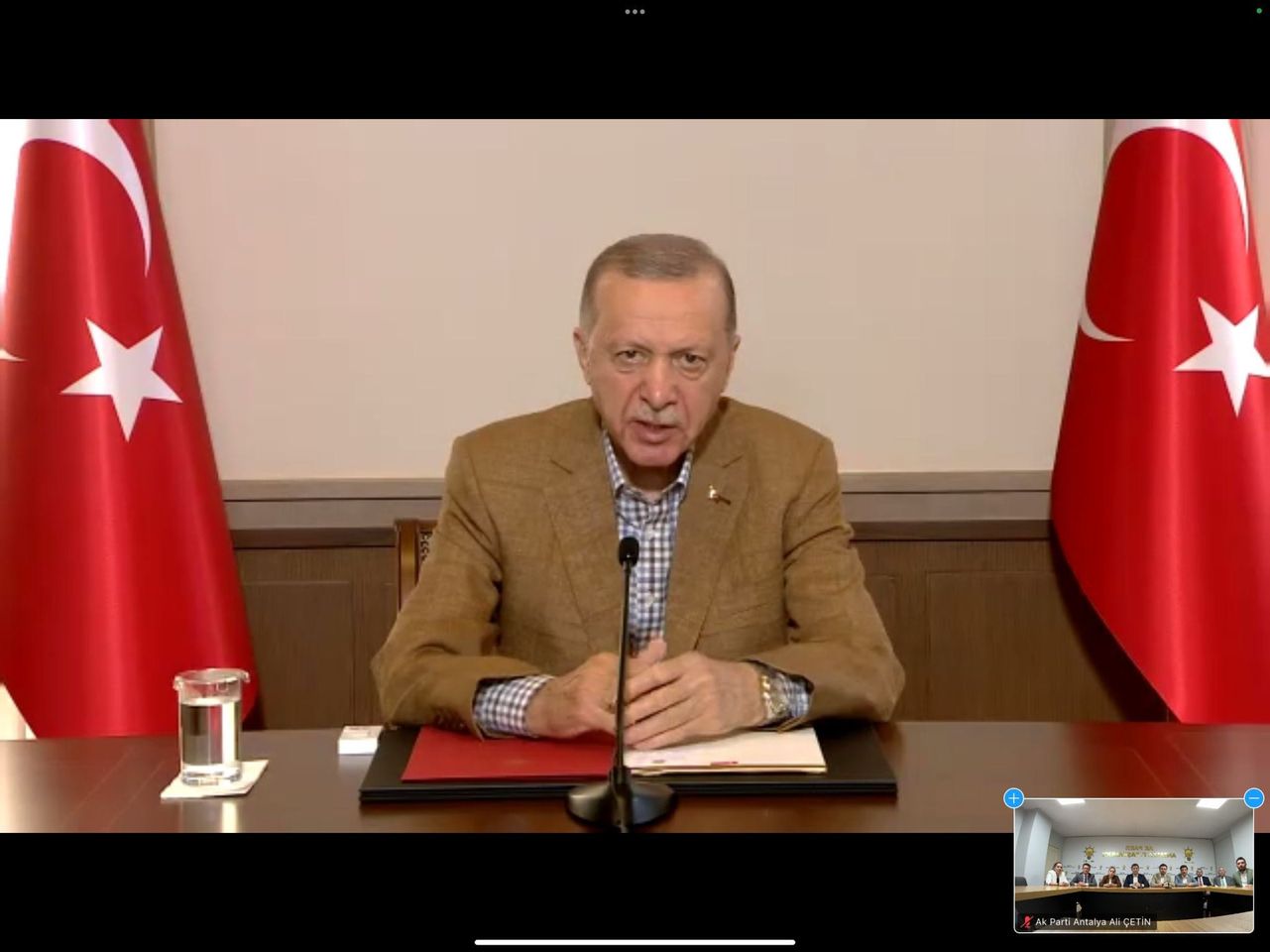 Antalya Milletvekili, Türkiye Cumhuriyeti Cumhurbaşkanının başkanlık ettiği videokonferans toplantısında il başkanları ve milletvekilleri bir araya geldi.