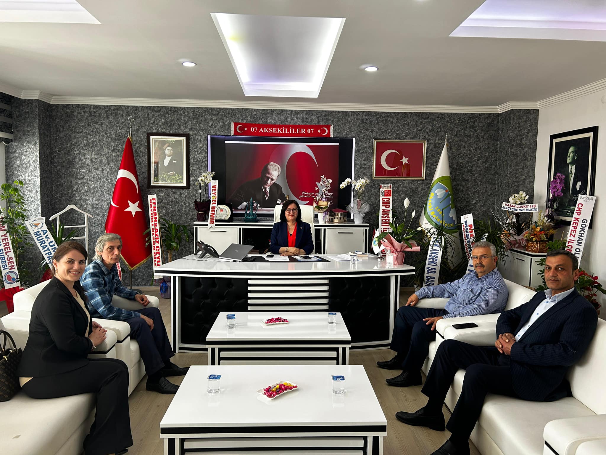 Akseki'deki muhtarlar, Akseki Belediye Başkanı İlkay Akca'yı ziyaret etti.